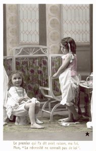 Två flickor i dagis, en sitter på potta (s/v foto) av French Photographer