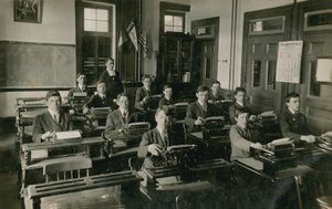 Klass i maskinskrivning. Vykort skickat 1913. av French Photographer