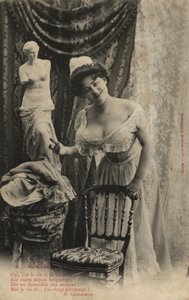 Kvinna med Venus De Milo-statyn av French Photographer