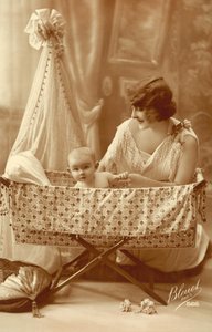 Kvinna med en baby i en vagga av French Photographer