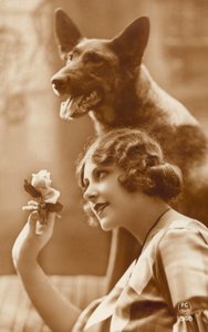 Kvinna med sin hund av French Photographer