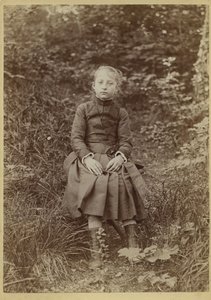 Ung flicka på landet, Frankrike, ca 1890 (svartvitt foto) av French Photographer