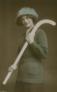 Ung kvinna som bär en hockeyklubba över axeln av French Photographer