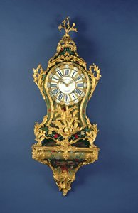 En Louis XV-fästeklocka, ca 1745 (mässing, ormolu, färgat horn och elfenben)