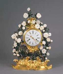 En Louis XV-klocka, Vincennes/Mennecy, ca 1750 (porslin, ormolu och brons) av French School
