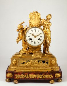 En sen Louis XV ormolu mantelklocka med en profilmedaljong av Henri IV som innehas av Venus av French School
