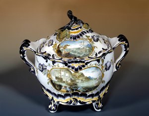 Art Francais: stor sipiere, lila dekor av 1700-talsbåten i stenstil. Paris, Dekorativ konst av French School