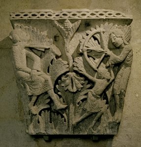 Kapital som föreställer en man som skjuter en pil i halsen på en annan, c.1125-30 (kalksten) av French School