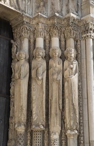 Cathedrale de chartres, detalj av elden till höger om den centrala viken av den kungliga porten, från vänster till höger, en profet, kung David, en drottning, Salomo av French School