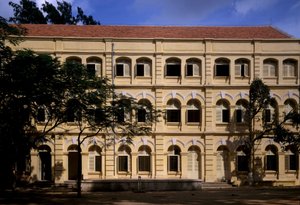 Kolonial arkitektur i Vietnam: Detalj av Puginier-skolan, kristen skola grundad av Monsignor Puginier, byggd 1898, arkitektur i militärstil. av French School