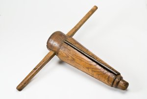 Konisk skedborr eller brotsch, 1500- eller 1600-tal (aska, stål och järn)