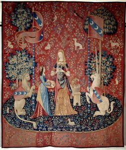 Gardin av damen till enhörningen (Lady to the Unicorn): allegori av lukt. En ung kvinna som håller en krona av nejlikor, omgiven av ett lejon, en enhörning, en apa, kaniner. Gobeläng av ull och siden tillverkad mellan 1484 och 1500. Från Chateau de Boussac av French School