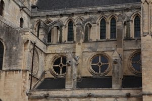 Föreställande oculi rosens fönster på södra sidan av French School