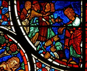 Detalj från ett fönster som visar liknelsen om den barmhärtige samariten: Mose kastar ner tavlorna av French School