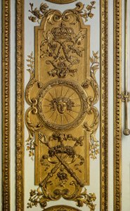 Dörrved av Venussalongen med sol och spira. Versailles från 1600-talet. Slottsmuseet av French School
