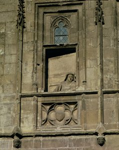Dummyfönster i entréfasaden med en figur av en kvinna som tittar ut, möjligen Jacques Coeurs fru, 1443-51 av French School