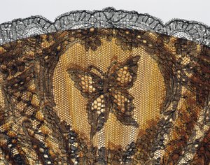Broderad fjäril, detalj av halvsörjande handfläkt, klart sidenblad i chantilly spets och pärlemor revben av French School