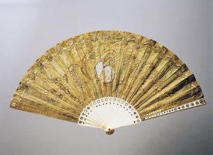 Kvällshandfläkt med stiliserade blommotiv i siden med paljetter, inläggning av benrevben av French School