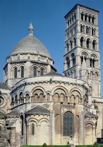 Exteriör vy av chevet med absidiska kapellen och klocktornet, byggt ca 1125-1135 av French School