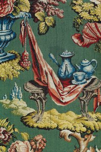 Tyg föreställande en chokladkruka och en tekanna, Lyon Workshop, ca 1730 (silke) av French School