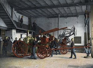 Brandmän i Paris. Centralposten (brandhallen): Uppmaning till eld. Vid tidpunkten för brandanropet tar stallvakterna hästarna från sitt stall till deras kopplingsläge, ovanför vilket de hängande selarna kommer att sitta med en enkel dragkraft. Föraren l av French School