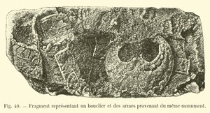 Fragment som föreställer en sköld och vapen från samma monument av French School