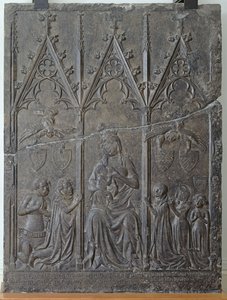 Begravningsstela av familjen Sacquespee, från St. Nicaise-kyrkogården i Arras, 1376 (tournai-sten) av French School