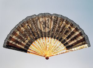 Halvsörjande handfläkt med broderad fjäril, klart sidenblad i chantilly spets och pärlemor revben av French School