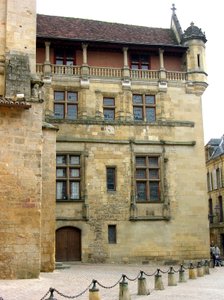 Tribunalens hus av French School