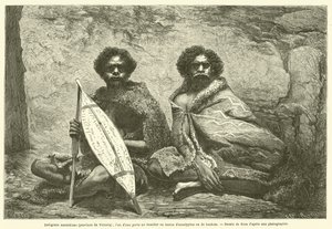 australiensiska infödda (provinsen Victoria); en av dem bär en sköld gjord av eukalyptus eller banksia bark (gravyr) av French School