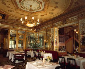 Utsikt från insidan av restaurangen "" Le Grand vefour"" i trädgårdarna på Palais Royal, byggd på 1700-talet. Paris. av French School