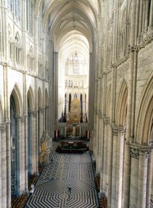 Interiör av katedralen i Amiens (summa 80) av French School
