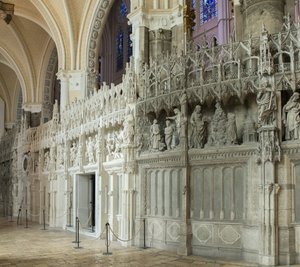 Invändig vy av katedralen i chartres med en detalj av kören av French School