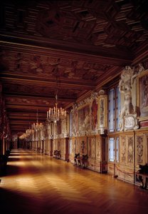 Invändig vy av galleriet Francois I i Fontainebleau. Träarbeten och väggmålningar av skolan Fontainebleau av French School