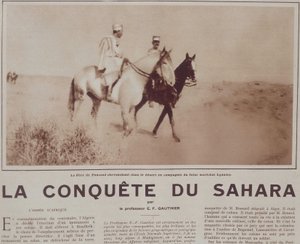 Le Pere Charles de Foucauld (1858-1916) rider i öknen med den blivande marechalen Hubert (Louis-Hubert-Gonzalve) Lyautey (1854-1934) - i "" Vu"", dec 1929 av French School