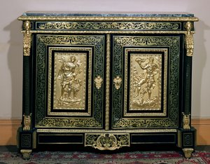 Skåp i Louis XIV-stil, dörrar dekorerade med boullearbeten och ormolu-reliefer