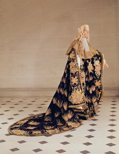 Officiella kläder för en riddare i den franska riddarorden av den helige Ande (sammet och broderier i ädelmetall). av French School