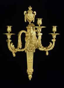 En av ett par Louis XVI tregrenade vägglampor, c.1775 (ormolu)