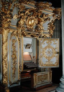 Orgel med dörren öppen, i kapellet (förgylld metall & stuckatur) av French School