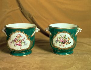 Ett par Sevres iskylare, från Frederick V Service, 1758 (mjukpasta porslin)