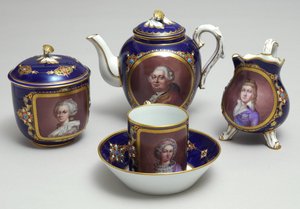 Del av en teservering med porträtt av Ludvig XVI (1754-93) och Marie Antoinette (1755-93), Sevres, Frankrike, ca 1789 (porslin)