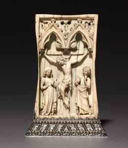 Plaque: The Crucifixion, fransk eller engelsk, c.1345-1365 (elfenben, monterad i ett silverställ (efter 1919)) av French School