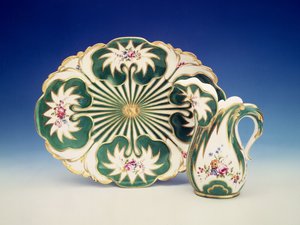 Tallrik och kanna med dekoration av blommor, Sevres (porslin)