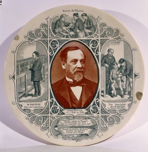 Tallrik med ett fotografi av Louis Pasteur (1822-95) av Pierre Petit (1832-1909), och scener från hans liv (keramik) av French School