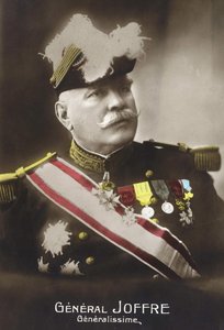 Porträtt av general Joseph Joffre (1852 - 1931). av French School