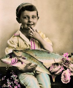 Porträtt av en pojke som håller en fisk c.1898 av French School
