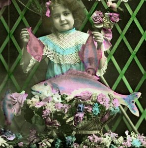 Porträtt av en flicka som håller fisk ca 1898 (handtonat foto) av French School