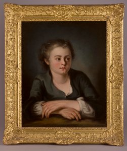 Porträtt av en ung flicka, klädd i en grön klänning och vit chemise, sittande framför ett bord av French School