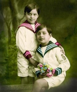 Porträtt av två pojkar ca 1898 (handtonat foto) av French School