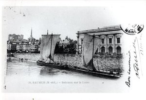 Vykort som visar pråmar på Loire vid Saumur, Frankrike, före 1914 (s/v foto) av French School